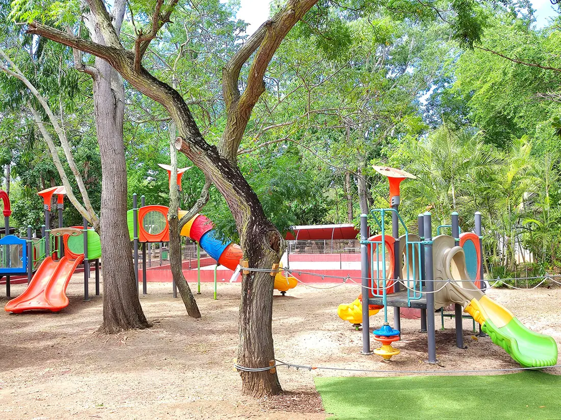 L'aire de jeux de Croc Parc à l'ombre des grands arbres : toboggans, tunnels et structures colorées
